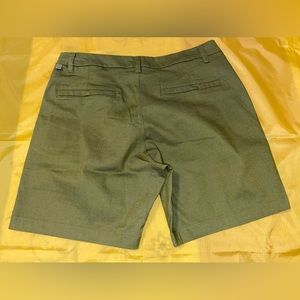 Lululemon Commission bright Olive Green short 7” size 34